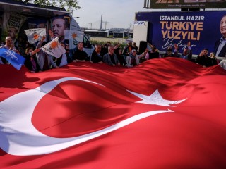 Erdogan támogatói egy hatalmas török zászlót lobogtatnak Isztambulban. Fotó: EPA/SEDAT SUNA