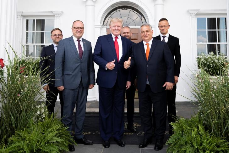 Orbán Viktor és kísérete Donald Trump társaságában a volt elnök bedminsteri birtokán 2022. augusztus 2-án. Fotó: MTI/Miniszterelnöki Sajtóiroda/Benko Vivien Cher    