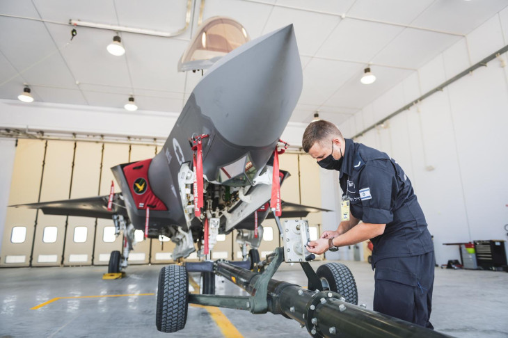 Az egyetlenek, akik felügyelet nélkül hozzá is nyúlhatnak a gépeikhez - az izraeli légierő egyik F-35I gépe a hangárban