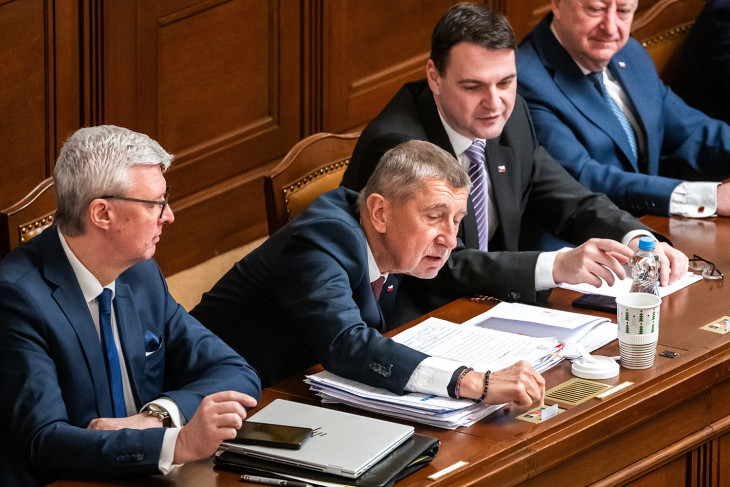 Karel Havlícek cseh első miniszterelnök-helyettes, ipari és kereskedelmi miniszter, Andrej Babis miniszterelnök, Petr Macinka, miniszterelnök-helyettes, külügyminiszter és Jaromír Zuna miniszterelnök-helyettes, védelmi miniszter (b-j) a parlament prágai üléstermében 2026. január 13-án, amikor bizalmi szavazást tartanak a kormányról 