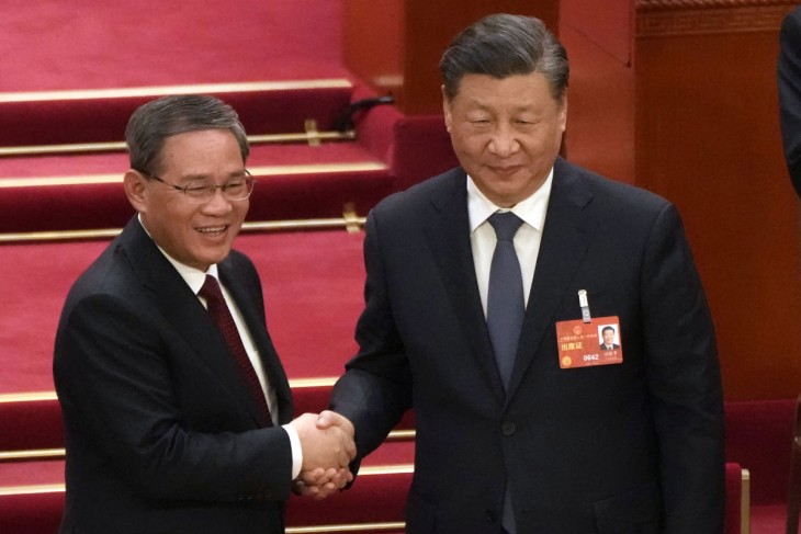Li Csiang újonnan megválasztott kínai miniszterelnök (b) és Hszi Csin-ping kínai elnök, a Kínai Kommunista Párt főtitkára az Országos Népi Gyűlés, azaz a parlament ülésén a pekingi Nagy Népi Csarnokban 2023. március 11-én. Fotó: MTI/AP/Mark Schiefelbein 
