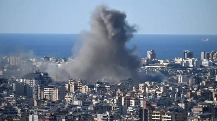 A képen füstcsóvák láthatók Dahieh, a Hezbollah város déli fellegvára fölött