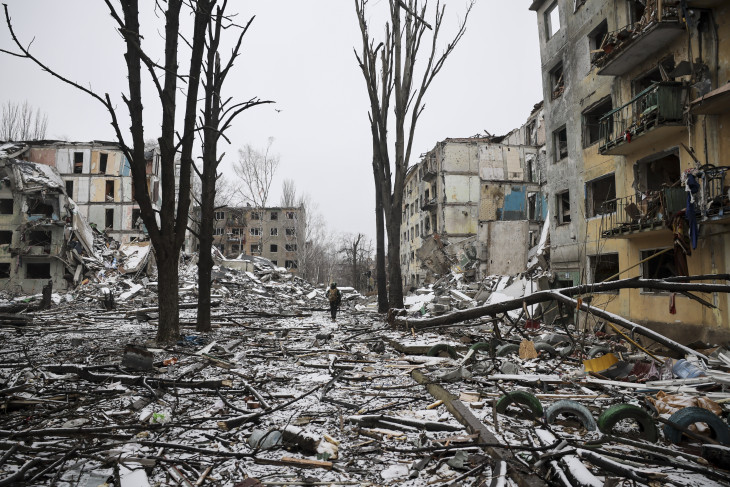 Megsemmisült lakóházak a kelet-ukrajnai Donyecki területen fekvő Konsztantyinovkában 2025. december 17-én 