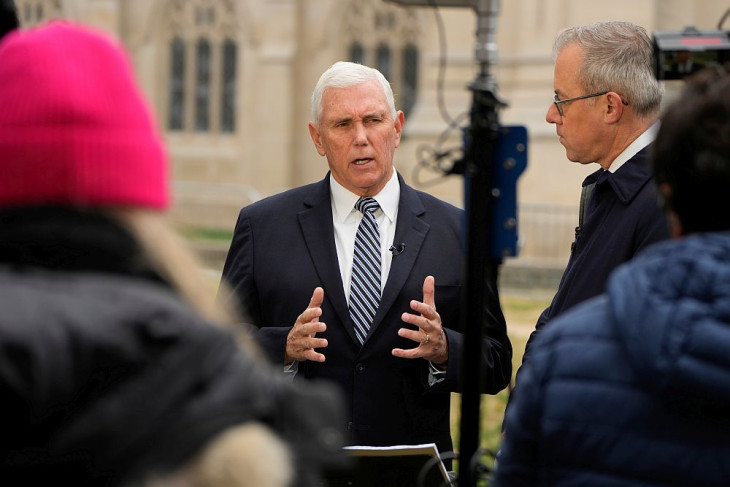 Mike Pence beszélget Dick Cheney temetésén - Trump korábbi alelnöke már szembeszegült az elnökkel
