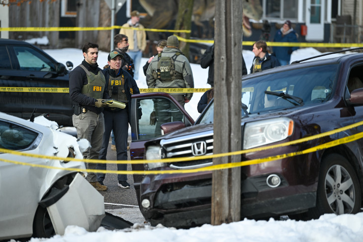 Az amerikai Szövetségi Nyomozó Iroda, az FBI tagjai vizsgálják Renee Good halálának helyszínét - kivették a helyi hatóságok kezéből az ügyet