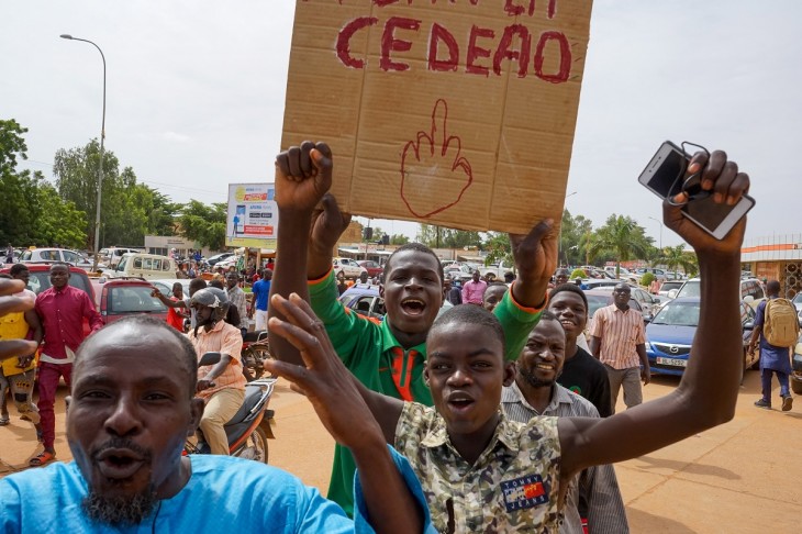 Az ECOWAS (francia mozaikszóval CEDEAO) ellen tiltakoznak a katonai hatalomátvételt támogatók a nigeri fővárosban, Niameyben. Fotó: MTI / EPA / Issifou Djibo 