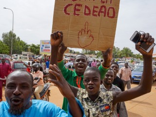 Az ECOWAS (francia mozaikszóval CEDEAO) ellen tiltakoznak a katonai hatalomátvételt támogatók a nigeri fővárosban, Niameyben. Fotó: MTI / EPA / Issifou Djibo 
