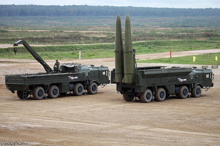Orosz Iszkander rakéták kilövésre készen - ezek is felszerelhetők a hagyományos helyett nukleáris robbanófejjel. Fotó: Wikimedia