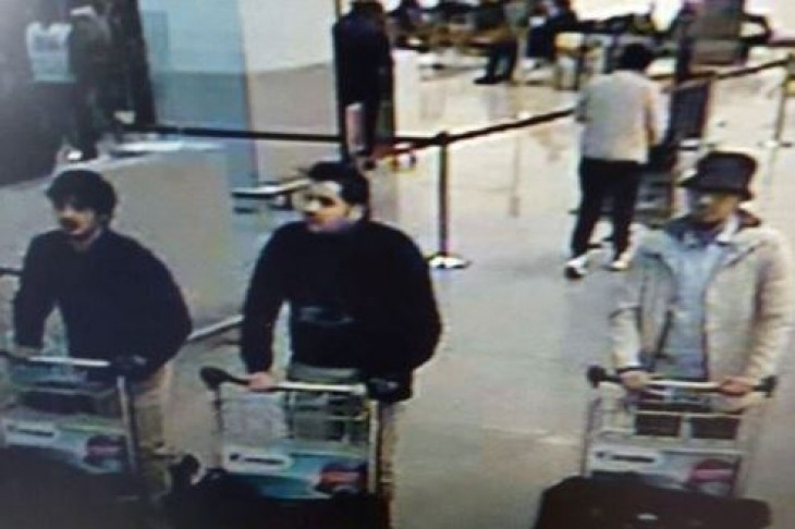 Dzsihadista terroristák (Najim Laachraoui, Ibrahim El Bakraoui, Mohamed Abrini)  a robbantás előtt a brüsszeli Zaventem repülőtéren 2016. március 22-én. Fotó: CCTV/Le Monde/Wikipédia