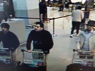 Dzsihadista terroristák (Najim Laachraoui, Ibrahim El Bakraoui, Mohamed Abrini)  a robbantás előtt a brüsszeli Zaventem repülőtéren 2016. március 22-én. Fotó: CCTV/Le Monde/Wikipédia