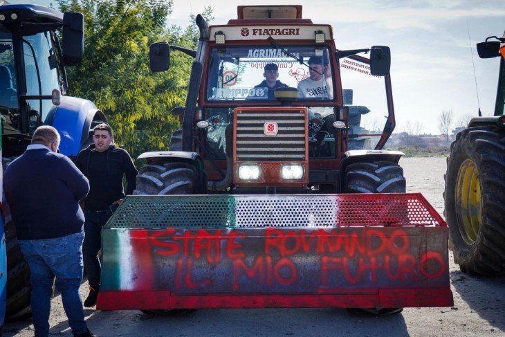 A képen éppen olasz gazdák tüntetnek - a felirat jelentése tönkreteszitek  a jövőmet. Fotó: EPA/CESARE ABBATE