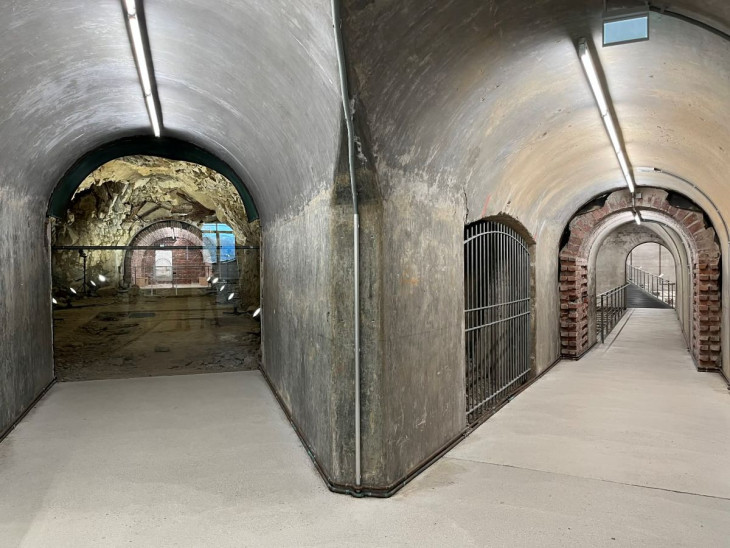 A föld alatt szerteágazó bunkerfolyosók és -helyiségek vannak, amelyek a háború alatt tele voltak élelmiszerrel,  dokumentumokkal és széfben őrzött kincsekkel, és állítólag légmentesen záró ajtókkal voltak a külvilágtól elválasztva