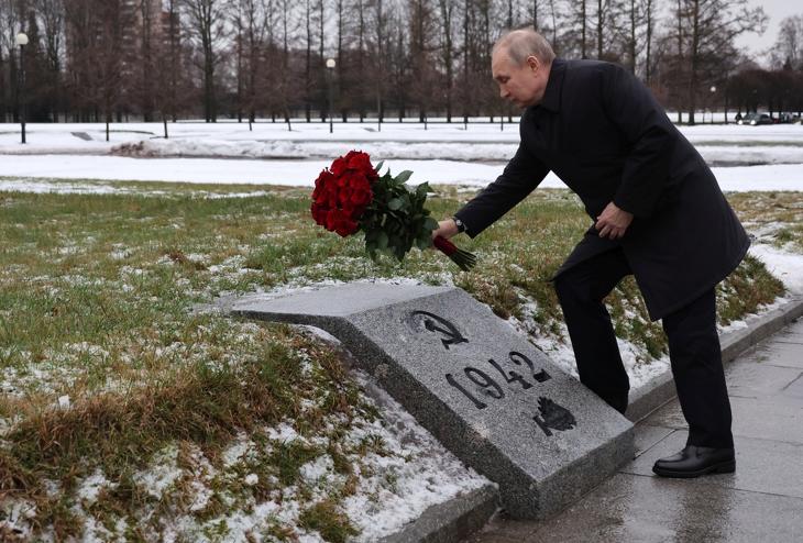 Vlagyimir Putyin orosz elnök lerója kegyeletét az áldozatok előtt Leningrád csaknem 900 napos náci német blokádja áttörése 80. évfordulójának alkalmából a szentpétervári Piszkarjovkai emléktemetőben 2023. január 18-án.Fotó: MTI/EPA/Szputnyik/Orosz elnöki sajtószolgálat/Mihail Klimentyev