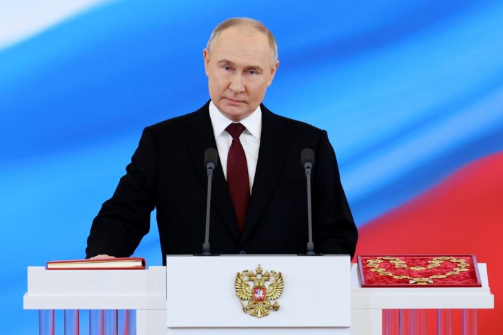 Vlagyimir Putyin újraválasztott orosz elnök hivatali esküt tesz a beiktatási ünnepségén a moszkvai Kremlben 2024. május 7-én. Az ötödik államfői mandátumát kezdő Putyin a szavazatok 87 százalékának elnyerésével győzött a márciusi elnökválasztáson.