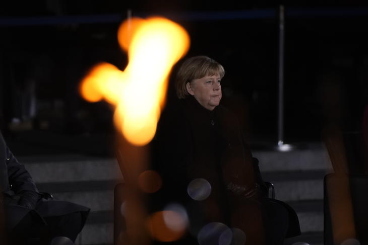 Angela Merkel leköszönő német kancellár részt vesz a tiszteletére rendezett katonai búcsúünnepségén a német honvédelmi minisztériumnál Berlinben 2021. december 2-án. (Fotó: MTI/AP/Markus Schreiber)