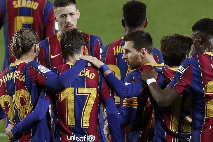 Az összetartás jelképe: a nemzetközi sztárokkal teletűzdelt Fc Barcelona a  Deportivo Alaves elleni bajnoki meccsen a Camp Nou stadionban Barcelonában 2021. február 13-án. EPA/Andreu Dalmau