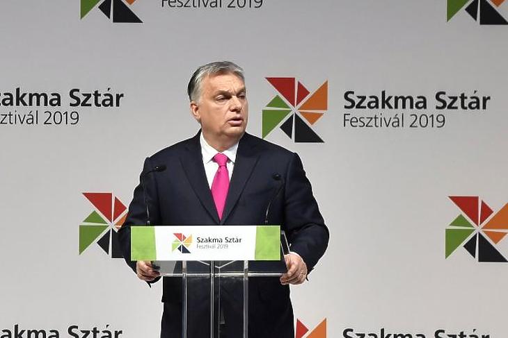 Orbán hazacsábítaná a fiatalokat
