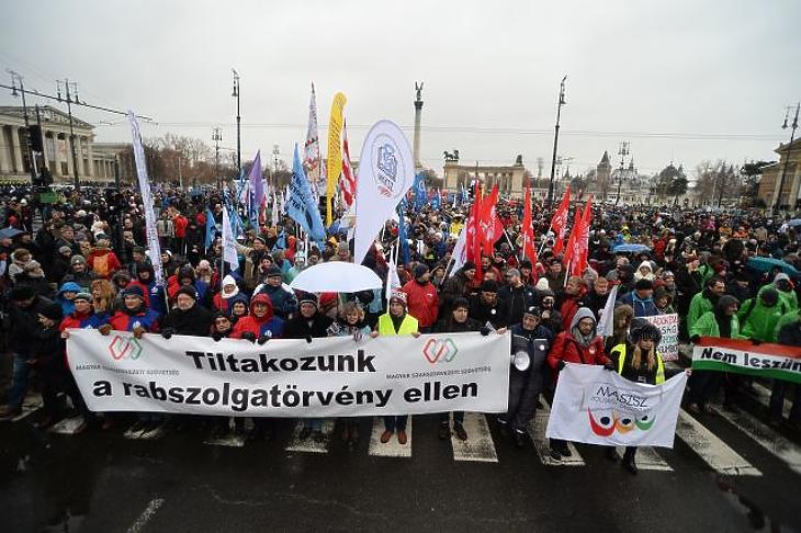 Ráijesztettek Orbánra? Sztrájkot ígértek a túlóratörvény ellen