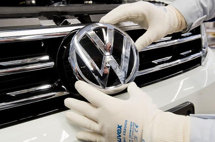 Újraindul egy német autógyár, halálozási prognózisra emelkedik Amerika