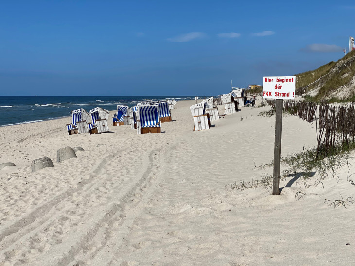 Tábla jelzi: FKK strand Hoernumban