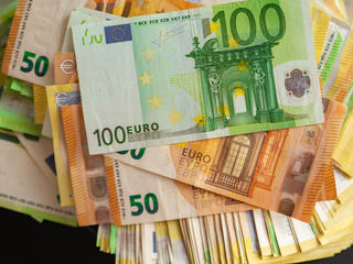 Az euró nem bírt a forinttal, a dollár bedobta a törölközőt