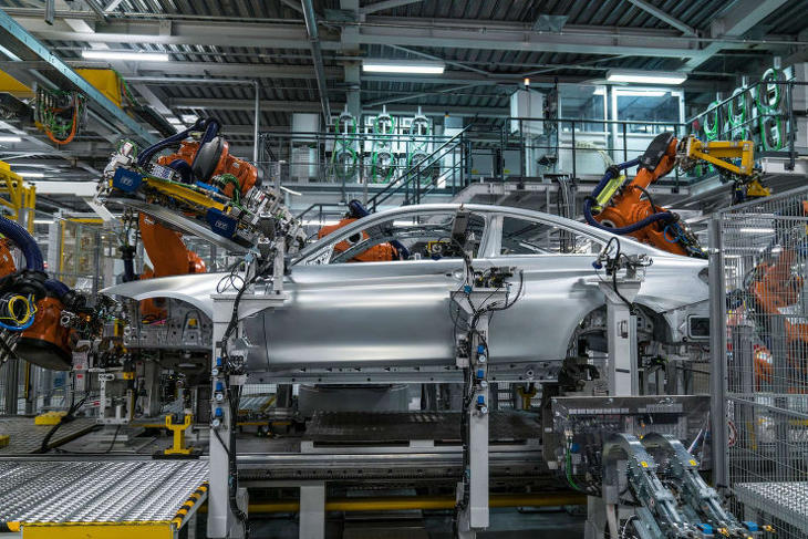 Negyedévente egymillió járművel is visszaeshet az európai autógyártás volumene az energiaválság miatt. Illusztráció. Forrás: bmw-welt.com