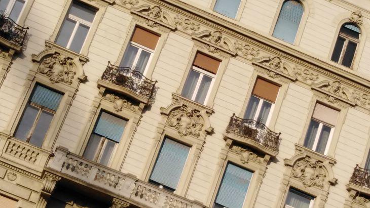 Jön a feketeleves: tavasztól árcsökkenés kezdődhet a korszerűtlen társasházi ingatlanoknál is