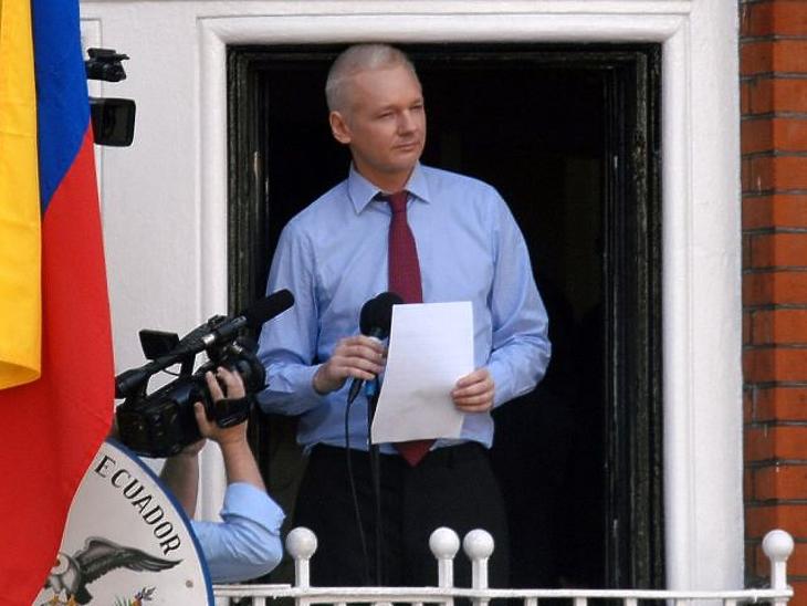 Julian Assange az ecuadori nagykövetségen Londonban 2012-ben. (Forrás: Wikipédia/Snapperjack)   