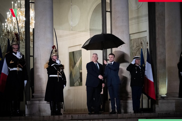 Az esőtől is óvta vendégét Macron. Fotó: Facebook/Orbán Viktor