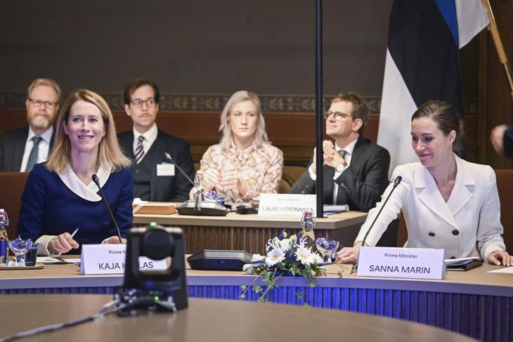 Női vezetők találkoznak: Kaja Kallas, Észtország miniszterelnöke és Sanna Marin, Finnország miniszterelnöke. Fotó: EPA/Kimmo Brandt