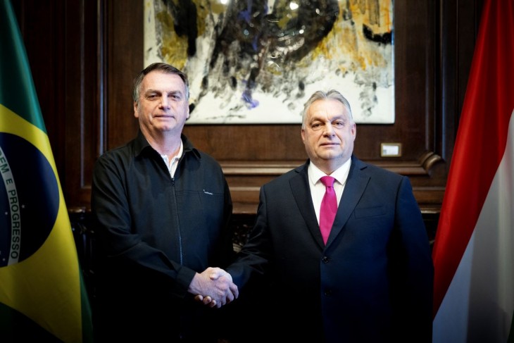 A Miniszterelnöki Sajtóiroda által közreadott képen Orbán Viktor kormányfő és Jair Bolsonaro, Brazília korábbi elnöke kezet fog kétoldalú tárgyalásuk előtt Buenos Airesben 2023. december 9-én. A miniszterelnök december 10-én részt vesz Argentína új elnöke, Javier Milei beiktatásán. Fotó: MTI/Miniszterelnöki Sajtóiroda/Fischer Zoltán