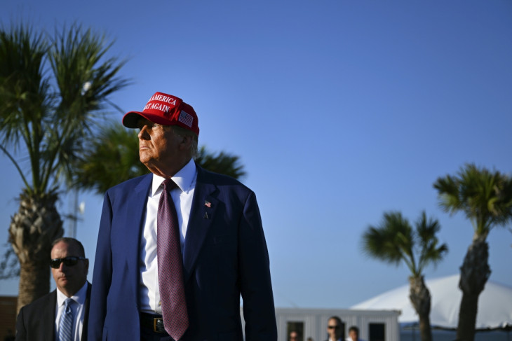 Donald Trump megválasztott amerikai elnök a SpaceX rakétájának fellövésére érkezik a Texas állambeli Boca Chicában működő indítóállomáson 2024. novemberében. Vajon ekkor is a kedvenc szava járt az eszében?