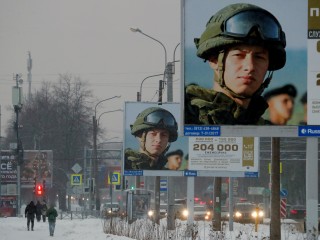 Az orosz hadsereg toborzó hirdetései Szentpéterváron 2023. november 28-án. Fotó: EPA/ANATOLY MALTSEV