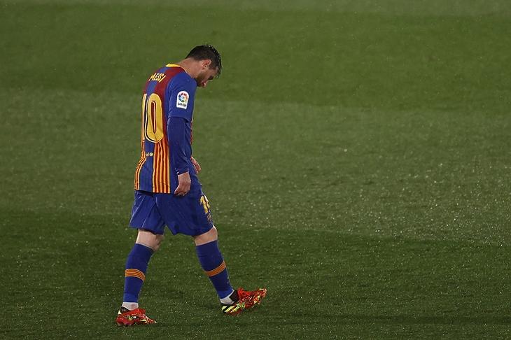 Szomorúan búcsúzott Messi. EPA/JUANJO MARTIN