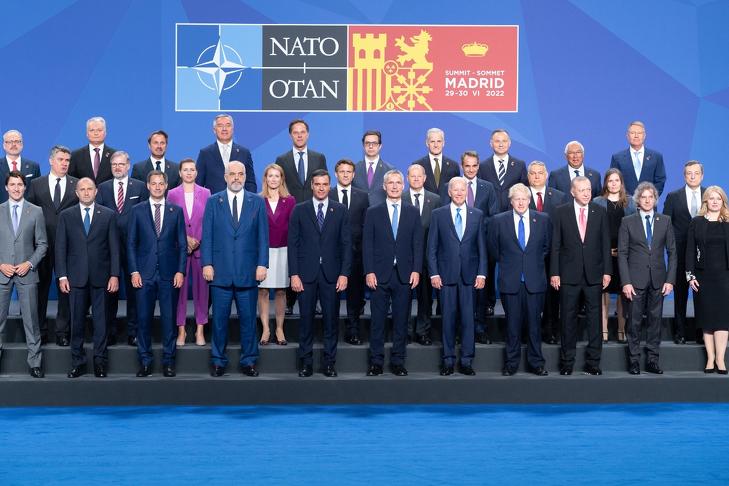 A NATO-csapat. Fotó: NATO    
