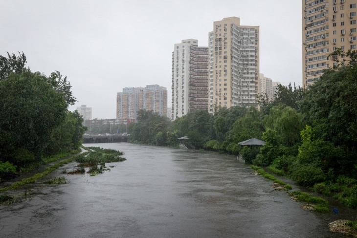 Egy megduzzadt folyó Pekingben 2023. július 30-án. Fotó: EPA/MARK R. CRISTINO  