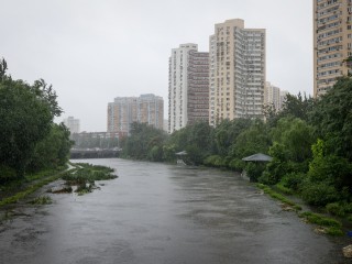 Egy megduzzadt folyó Pekingben 2023. július 30-án. Fotó: EPA/MARK R. CRISTINO  