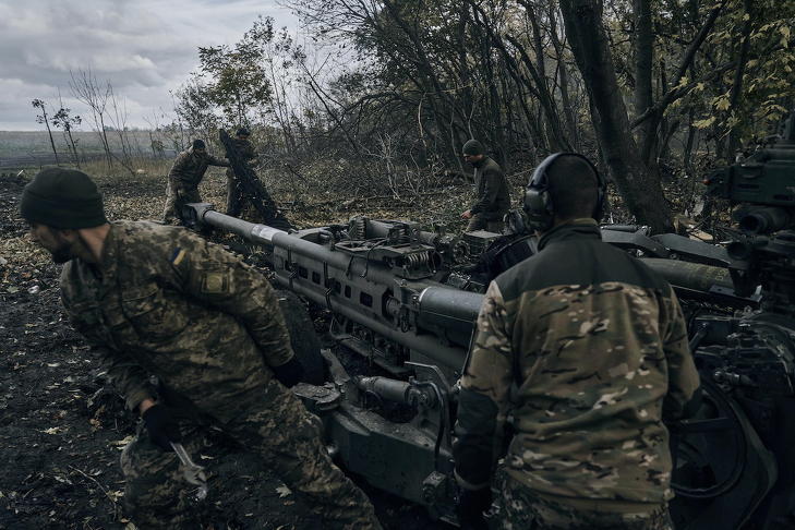 Orosz állásokat lőnek ukrán tüzérek M777 típusú tarackkal a frontvonal közelében, a kelet-ukrajnai Donyec-medencében  Fotó: MTI/AP/Libkos