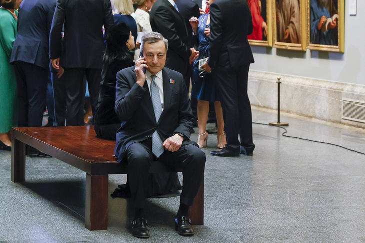 Mario Draghi telefonál a madridi NATO-csúcs idején. Mások kezében van a sorsa. Fotó: MTI/EPA/EFE/Ballesteros 