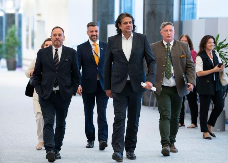 Deutsch Tamás, a Fidesz-KDNP európai parlamenti listavezetője, Győrffy Balázs, a Fidesz európai parlamenti képviselője, László András, a Fidesz európai parlamenti képviselője, és Hölvényi György, a KDNP európai parlamenti listavezetője a Patrióták Európáért frakció alakulóülésére érkezik az Európai Parlament brüsszeli épületében 2024. július 8-án 