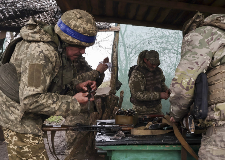 Az ukrán hadsereg 65. önálló gépesített dandárja sajtószolgálatának képén katonák gyakorlatozás után fegyvert tisztítanak a délkelet-ukrajnai Zaporizzsjai terület egy nem megnevezett helyén az Ukrajna elleni orosz háború alatt, 2025. november 28-án.
