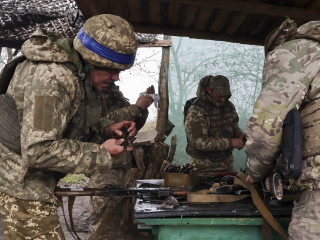 Az ukrán hadsereg 65. önálló gépesített dandárja sajtószolgálatának képén katonák gyakorlatozás után fegyvert tisztítanak a délkelet-ukrajnai Zaporizzsjai terület egy nem megnevezett helyén az Ukrajna elleni orosz háború alatt, 2025. november 28-án.
