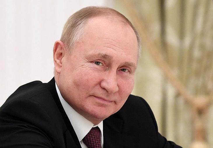 Vlagyimir Putyin orosz elnöknek ezúttal nem sok oka van a mosolyra (Forrás: EPA/PAVEL BEDNYAKOV /KREMLIN POOL/SPUTNIK)
