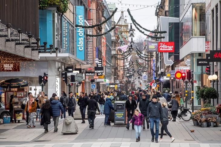 Az élet megy tovább: járókelők a Drottninggatan bevásárlóutcában Stockholm belvárosában 2020. november 10-én. EPA/Fredrik Sandberg/TT