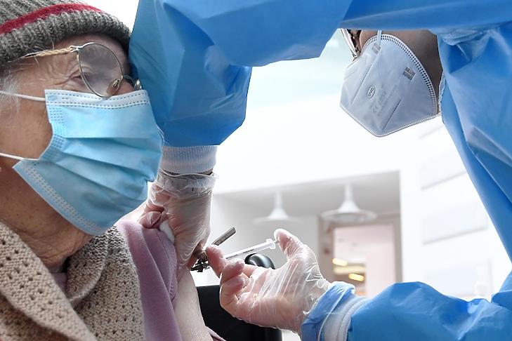 Egy idős asszonyt oltanak be koronavírus elleni vakcinával a Milánó környéki Binascóban Olaszországban 2021. március 25-én. EPA/DANIEL DAL ZENNARO