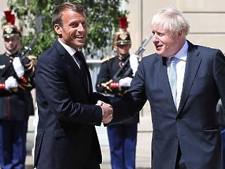 A nap képe: vidáman pacsizott egymással Macron és Johnson
