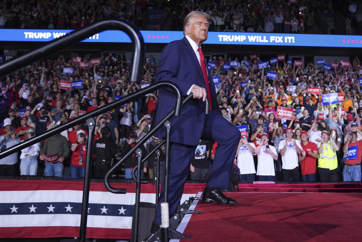 Donald Trump  érkezik a Michigan állambeli Grand Rapidsben tartott kampánygyűlésére 2024. november 4-én