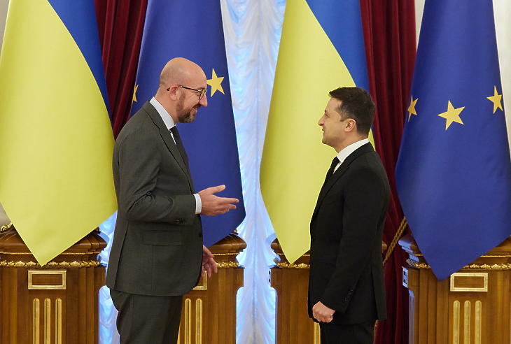 Volodimir Zelenszkij ukrán államfő (j) és Charles Michel, az Európai Tanács elnöke beszélget az Európai Unió és Ukrajna közötti 23. csúcstalálkozón Kijevben 2021. október 12-én. (Fotó: MTI/EPA/Ukrán elnöki sajtószolgálat)