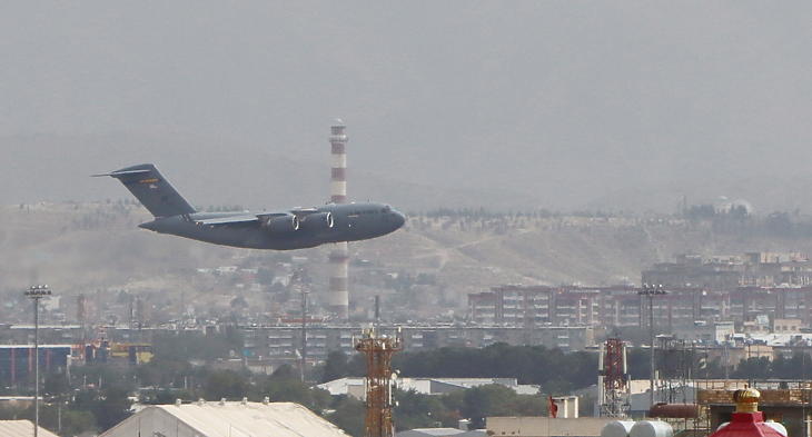 Katonai repülőgép száll fel a kabuli Hamid Karzai Nemzetközi Repülőtérről 2021. augusztus 30-án, egy nappal az afganisztáni evakuálási hadművelet tervezett befejezése előtt. (Fotó: MTI/EPA)