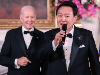 Jun Szogjol dél-koreai elnök énekel Joe Biden amerikai elnöknek a Fehér Házban 2023. április 26-án. Fotó: EPA/Oliver Contreras 